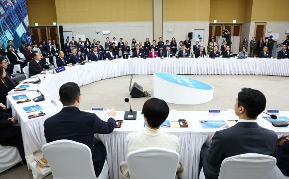 부산시민의 꿈과 도전 격려 현장 참석한 윤석열 대통령 - 윤석열 대통령이 6일 부산항 국제전시컨벤션센터에서 열린 부산시민의 꿈과 도전 격려 간담회에서 발언하고 있다. 2023.12.6 대통령실통신사진기자단