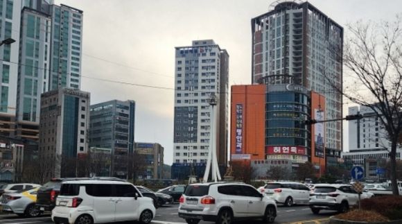 6일 오후 울산시 남구와 울주군 일대에서 발생한 정전으로 공업탑 일대 신호등이 꺼져 차들이 서행하고 있다. 이날 옥동변전소 변압기 문제로 남구와 울주군 일부 지역이 정전됐다. 연합뉴스