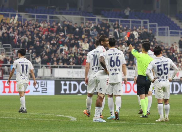 경고 누적으로 레드카드를 받고 퇴장하고 있는 수원FC의 이승우(왼쪽). 연합뉴스