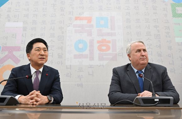 김기현 국민의힘 대표와 인요한 혁신위원장이 6일 국회 당대표실에서 간담회에 앞서 발언하고 있다. 2023.12.6 안주영 전문기자