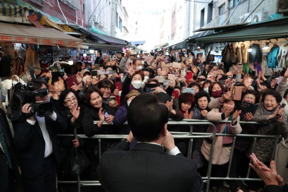 윤석열 대통령이 6일 부산 중구 국제시장 일원을 방문, 환호하는 부산 시민들과 인사하고 있다. 2023.12.6  대통령실 제공
