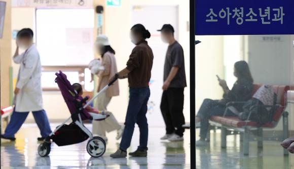 소아청소년과에서 진료를 기다리는 시민들. 기사와 관계없음. 연합뉴스