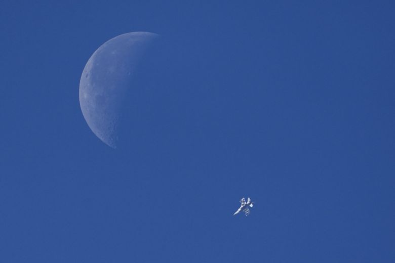 2023년 12월 6일(현지시간) 이스라엘 남부에서 본 이스라엘 전투기 한 기가 팔레스타인 가자지구 상공을 비행하고 있다. / 사진=AP 연합뉴스