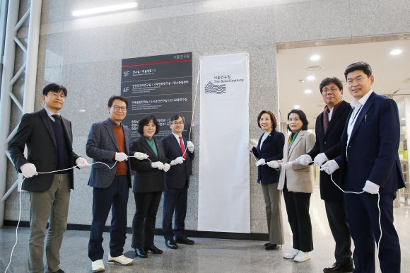 지난 5일 서울연구원이 주최한 ‘서울시 탄소중립지원센터’ 현판제막식에 참석한 봉양순 위원장(왼쪽 위에서부터 두 번째)