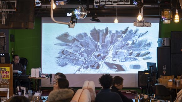 청춘극장에 전시된 김준서 작가의 ‘기쁜우리 꽃노년’. 노인들의 공간에서 AI 기술로 청춘에 대한 환기와 질문을 불러일으킨다. 블루버드씨 제공