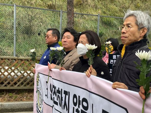 고 김용균씨 5주기 추모제가 열린 6일 고인의 어머니 김미숙 김용균재단 이사장이 행진 도중 눈물을 흘리고 있다. 민주노총 공공운수노조 제공.