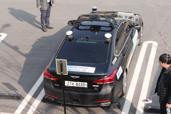 지난달 23일 충북 음성에서 열린 행안부의 주소 기반 주차정보 실증 시연에서 운전자가 내린 뒤 자율주행차가 주차 면에 부여된 주소 정보를 활용해 주차하고 있다. 행안부 제공