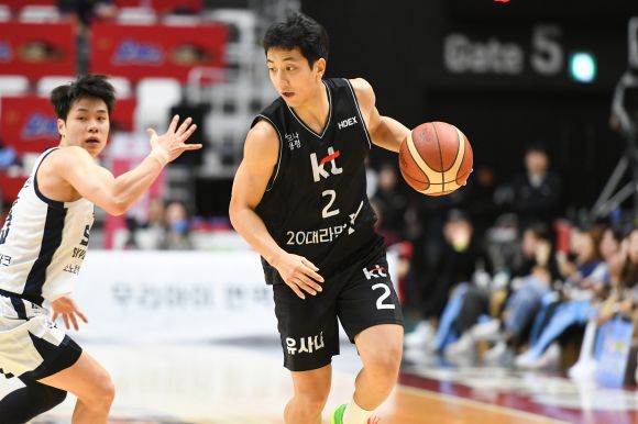 수원 kt 허훈이 5일 수원 KT아레나에서 열린 2023~24 프로농구 정규시즌 고양 소노와의 경기에서 드리블하고 있다. KBL 제공