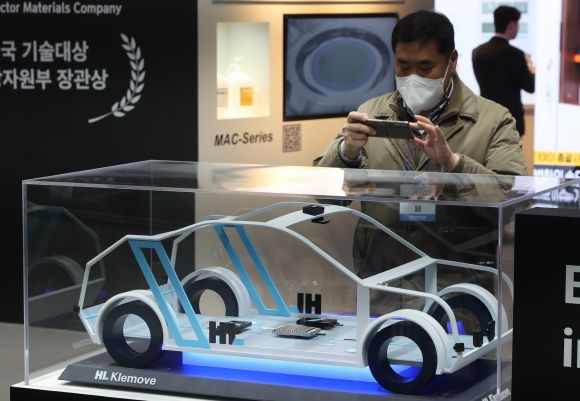 6일 서울 강남구 코엑스에서 열린 2023 대한민국 산업기술 R&D 대전에서 방문객들이 전시물을 살펴보고 있다. 2023.12.6 연합뉴스