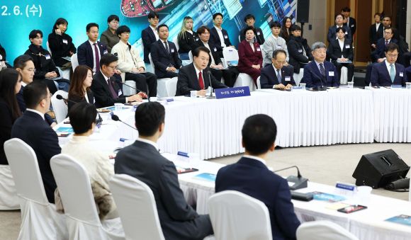 윤석열 대통령이 6일 부산항 국제전시컨벤션센터에서 열린 부산시민의 꿈과 도전 격려 간담회에서 모두발언을 하고 있다. 2023.12.6 연합뉴스