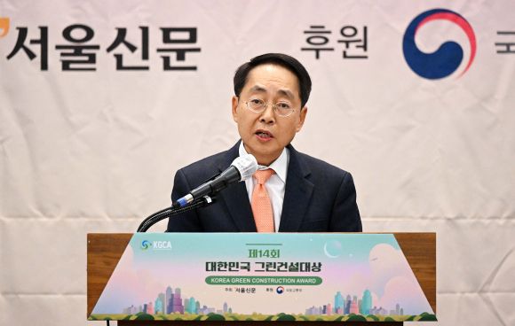 곽태헌 서울신문사 사장이 6일 한국프레스센터에서 열린 제14회 대한민국 그린건설대상 시상식에서 개회사를 하고 있다. 2023.12.6 오장환 기자