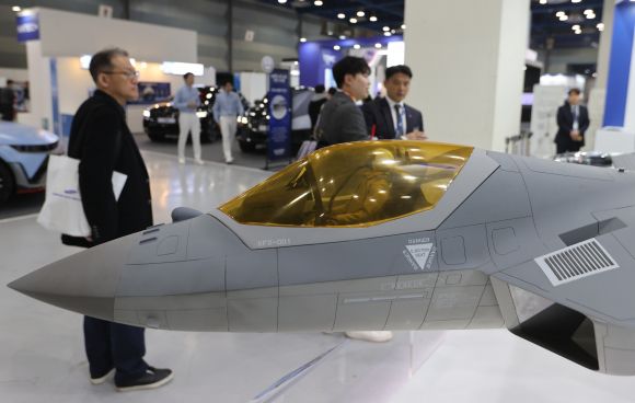 6일 서울 강남구 코엑스에서 열린 2023 대한민국 산업기술 R&D 대전에서 방문객들이 전시물을 살펴보고 있다. 2023.12.6 연합뉴스