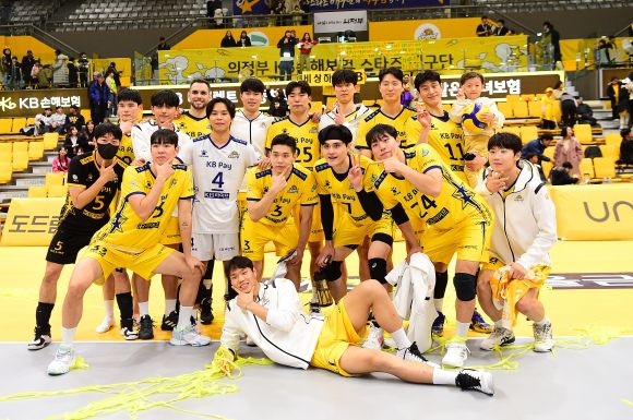 12연패 탈출한 KB손보 선수들이 단체 사진을 찍고 있다. 한국프로배구연맹 제공