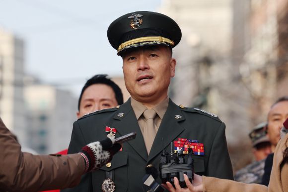 ‘채상병 사건 항명 혐의’ 박정훈 전 단장 첫 공판 - 해병대 채모 상병 순직 사건 수사 이첩 관련 항명 및 상관명예훼손 혐의로 기소된 박정훈 전 수사단장(대령)이 7일 오전 서울 용산구 중앙지역군사법원에서 열린 관련 첫 공판에 출석하기 앞서 취재진의 질문에 답하고 있다. 2023.12.7 연합뉴스