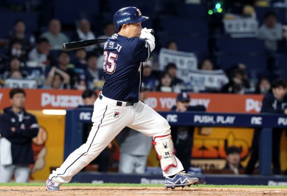 두산 베어스 양의지가 지난 10월 19일 창원NC파크에서 열린 2023 KBO리그 와일드카드 결정전 NC 다이노스와의 경기에서 안타를 치고 있다. 뉴스1