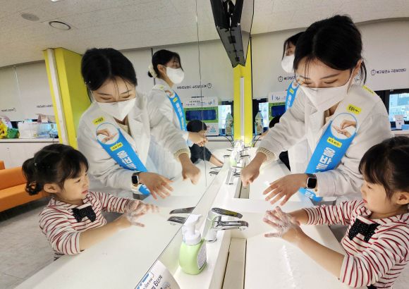 마이코플라스마 예방 손씻기 - 7일 광주 북구보건소에서 열린 올바른 손씻기 교실에 참가한 북구청직장어린이집 원생들이 마이코플라스마 폐렴균 감염증 예방을 위한 손씻기 방법을 배우고 있다. 광주 연합뉴스