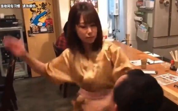 일본의 한 식당이 고객의 뺨을 때려주는 이색 서비스를 제공하고 있다. 뉴욕포스트 캡처