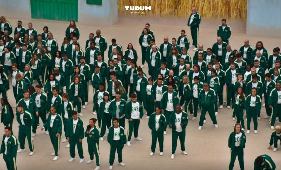 넷플릭스 ‘오징어게임: 더 챌린지’ 우승 상금 456만 달러(약 60억원)는 베트남계 여성 마이 웰란(55)이 거머쥐었다. 현실판 오징어게임은 드라마 속 ‘무궁화 꽃이 피었습니다’, ‘달고나 뽑기’, ‘구슬치기 등을 실제로 재현했다. 2023.12.7 투둠