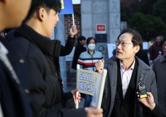 조희연 서울시 교육감이 2024학년도 대학수학능력시험 당일인 16일 서울 용산고등학교 시험장 앞에서 수험생들을 응원하고 있다. 2023.11.16 서울시교육청 제공.