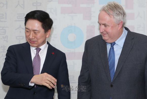 국민의힘 지도부와 혁신위원회가 중진 ‘용퇴론’을 두고 힘겨루기가 계속되는 가운데 김기현 대표와 인요한 위원장이 6일 오후 국회 당대표실에서 전격 회동하고 있다. 2023.12.6 안주영 전문기자