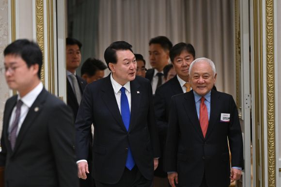 윤석열 대통령이 17일 오후 청와대 영빈관에서 열린 국민통합위원회 만찬에 김한길 국민통합위원장과 함께 입장하고 있다. 2023.10.17 대통령실 제공