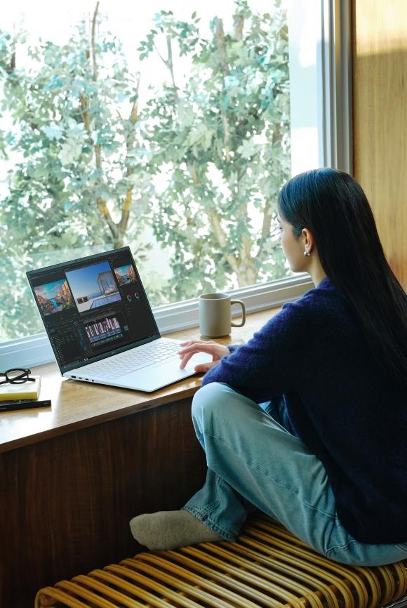 LG전자 모델이 2024년형 ‘LG 그램’을 사용하고 있는 모습. LG전자 제공