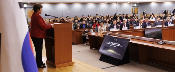 게오르기에바 IMF 총재, 여성의 경제 참여 확대 강조 - 게오르기에바 IMF 총재, 여성의 경제 참여 확대 강조      (서울=연합뉴스) 황광모 기자 = 크리스탈리나 게오르기에바 국제통화기금(IMF) 총재가 14일 오후 서울 종로구 정부서울청사 별관 국제회의장에서 열린 ‘세계 경제와 여성의 권한 확대’를 주제로 열린 세계여성이사협회 특별포럼에 참석해 기조 강연하고 있다. 2023.12.14     hkmpooh@yna.co.kr (끝)