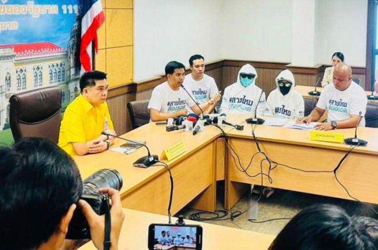 얼굴을 가린 채 정부 청사에서 피해 사실을 알리고 있는 피해 커플. /사진=방콕포스트