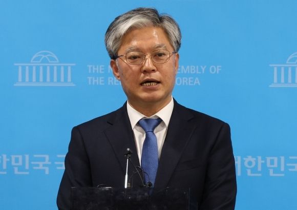 정의찬 더불어민주당 당대표 특보가 지난 15일 총선 후보 검증 관련 기자회견을 하고 있다. 민주당은 정 특보의 학생운동 시절 민간인 고문치사 사건 논란으로 총선 후보자 심사 적격 판정을 뒤집었다. 연합뉴스