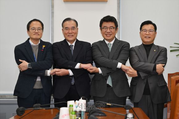 더불어민주당 박주민 원내수석부대표(왼쪽부터), 이개호 정책위의장, 국민의힘 유의동 정책위의장, 이양수 원내수석부대표가 12일 국회에서 여야 ‘2+2 합의체’ 회의를 갖고 기념촬영을 하고 있다.2023.12.12안주영 전문기자