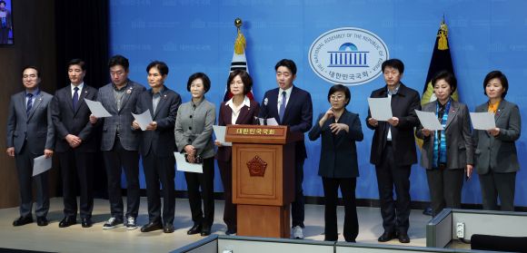 민주당 더좋은미래, 이낙연 전 대표 신당 창당 선언 규탄 - 더불어민주당 더좋은미래 의원들이 15일 오전 서울 여의도 국회 소통관에서 이낙연 전 대표 신당 창당 선언 철회를 촉구하고 있다 . 2023.12.15/뉴스1