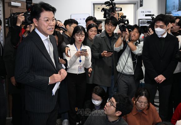 국민의힘 장제원 의원이 12일 국회 소통관에서 22대 국회의원 선거 불출마 선언후 기자들 질문을 받고 있다. 2023.12.12안주영 전문기자