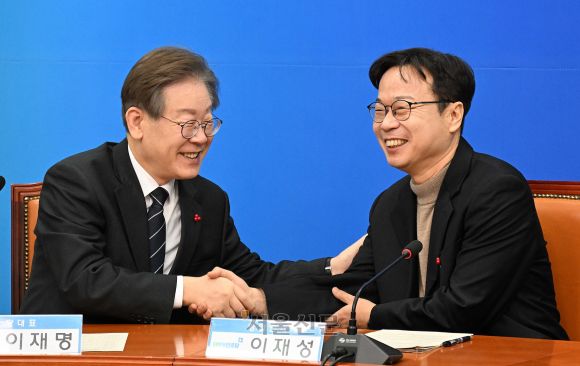 이재명 더불어민주당 대표가 14일 서울 여의도 국회에서 열린 2차 인재영입식에서 자율주행 스타트업 새솔테크 고문이자 前 엔씨소프트 전무이사 출신인 이재성 씨와 악수를 하고 있다. 2023.12.14 오장환 기자