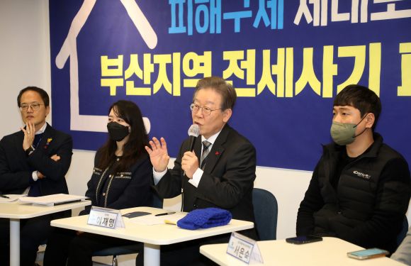 부산지역 전세사기 피해자 간담회하는 이재명 대표 - 이재명 더불어민주당 대표가 13일 오후 부산 수영구 한 카페에서 열린 부산지역 전세사기 피해자 현장 간담회에서 발언을 하고 있다. 2023.12.13/뉴스1