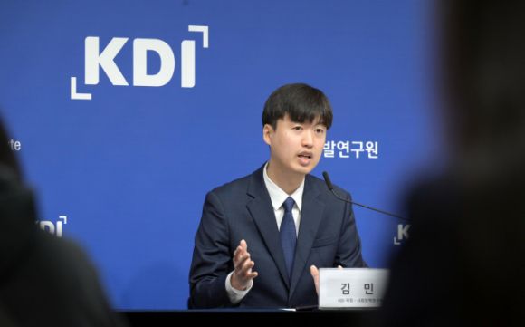 김민섭 한국개발연구원(KDI) 재정·사회정책연구부 연구위원이 19일 정부세종청사에서 ‘OECD 연간 근로시간의 국가 간 비교 분석과 시사점’ 보고서를 브리핑하고 있다. 한국개발연구원(KDI) 제공