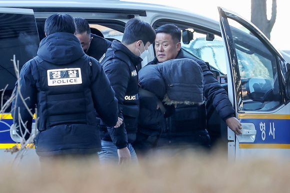 고개 숙인 초등생 납치범 - 초등학생을 납치해 돈을 뜯어내려 한 혐의를 받는 남성 A씨가 21일 서울 도봉구 서울북부지방법원에서 열린 영장실질심사에 출석하고 있다. 뉴스1