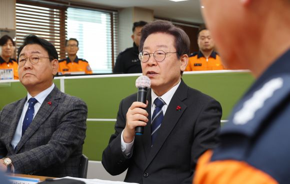 더불어민주당 이재명 대표가 27일 오후 최근 인천 남동구의 호텔 화재를 진압한 공단소방서를 방문해 호텔 화재에 대한 설명을 들은 후 발언하고 있다. 2023.12.27 연합뉴스