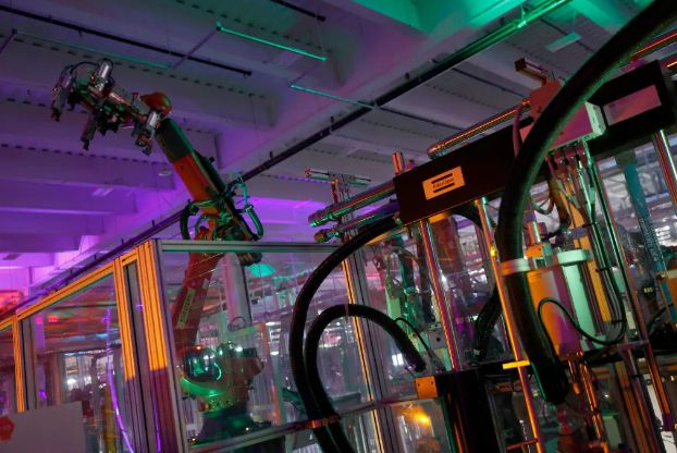 미국 텍사스주에 있는 테슬라 기가팩토리 생산공장에 설치된 로봇