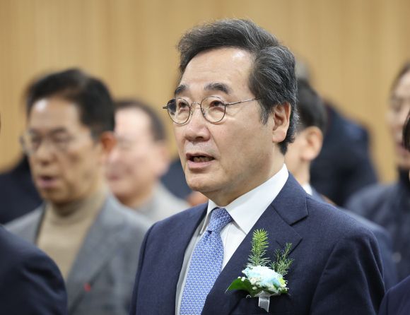 이낙연 전 더불어민주당 대표가 26일 오후 서울 강북문화예술회관에서 열린 김대중재단 서울 강북지회 출범식에서 애국가 제창을 하고 있다. 2023.12.26 연합뉴스