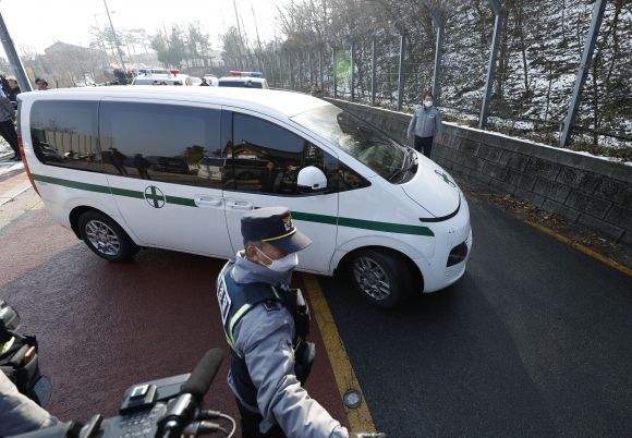 이동하는 구급차 - 마약 투약 혐의로 경찰 수사를 받던 배우 이선균이 숨진채 발견됐다. 27일 서울 종로구 와룡공원 인근 사건 현장에서 시신이 실린 구급차가 현장을 빠져나오고 있다. 2023.12.27 뉴시스