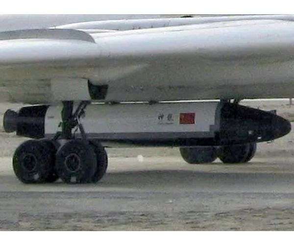 2017년 중국 온라인 플랫폼에 유포된 H-6 폭격기 아래에 탑재된 셴롱 우주선의 모습. / 사진=스페이스 데일리