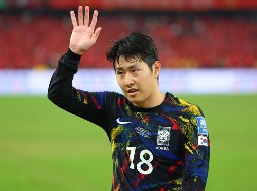 한국 축구 국가대표 이강인이 지난달 21일 중국 선전 유니버시아드 스포츠센터에서 열린 2026 북중미 월드컵 아시아 2차 예선 중국과의 경기에서 관중에게 손을 흔들고 있다. 선전 연합뉴스