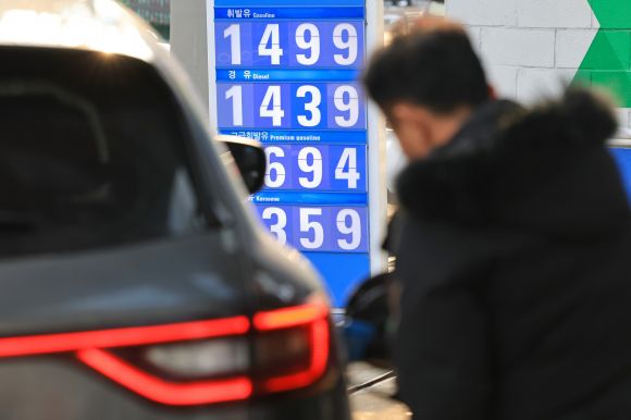 11주째 하락하는 기름값 - 11주째 하락하는 기름값     (서울=연합뉴스) 신현우 기자 = 25일 서울 시내 한 주유소에 유가정보가 표시돼 있다.     한국석유공사 유가정보시스템 오피넷에 따르면 12월 셋째 주(17∼21일) 전국 주유소 휘발유 평균 판매가는 직전 주보다 18.1원 내린 L당 1천588.5원이었다. 경유 판매가격은 직전 주보다 25.0원 하락한 1천509.6원으로 집계됐다. 2023.12.25     nowwego@yna.co.kr (끝)