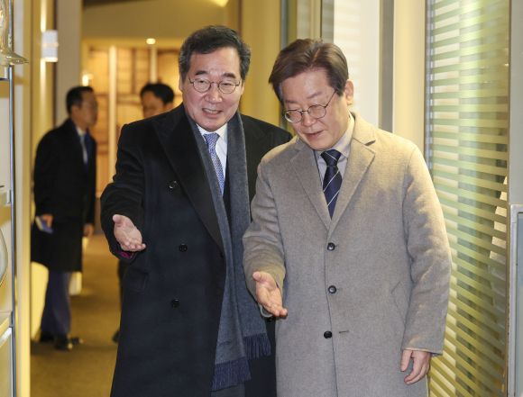 이재명-이낙연, 갈등 봉합 실패 - 이재명(오른쪽) 더불어민주당 대표와 이낙연 전 대표가 지난 30일 서울 중구의 한 식당에서 회동을 마친 후 이동하고 있다.  연합뉴스