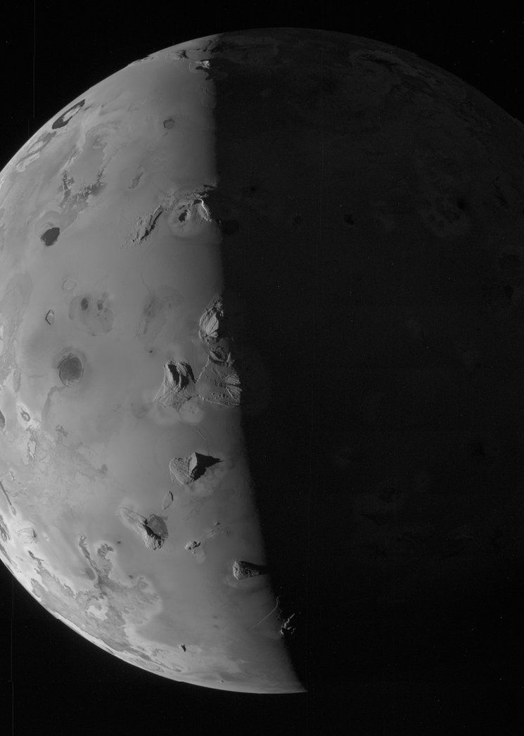 지난해 12월 30일 주노가 2500km 거리에서 촬영한 이오의 흑백 이미지. NASA