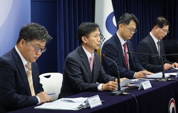 브리핑하는 송명달 차관 - 송명달 해양수산부 차관이 5일 정부서울청사에서 후쿠시마 오염수 방류 관련 일일 브리핑을 하고 있다. 2024. 1. 5. 연합뉴스