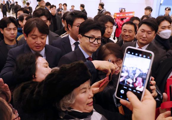 한동훈에 쏟아지는 사진요청 - 국민의힘 한동훈 비상대책위원장이 11일 오전 부산항국제전시컨벤션센터에서 열린 비상대책위원회에 앞서 회의장 밖에서 지지자와 사진을 찍고 있다.