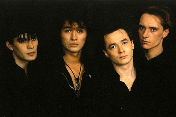 그룹 키노의 음악은 록 음악 본연의 저항정신 뿐 아니라 당시 시대정신이었던 자유와 반전을 담아냈다. 왼쪽부터 유리 카스파랸(리드 기타), 빅토르 최(보컬/기타), 이고르 티호미로프(베이스), 게오르기 구리야노프(드럼). 사진: Bandcamp.