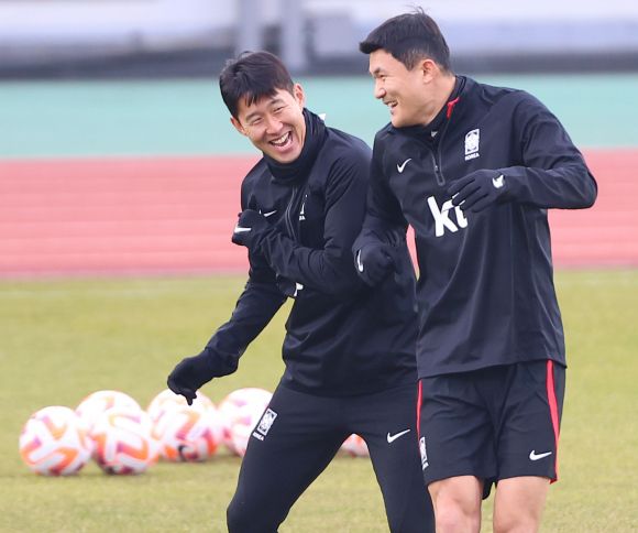 밝게 웃으며 훈련하는 손흥민과 김민재 - 지난해 11월 15일 싱가포르와의 2026 북중미 월드컵 아시아지역 2차 예선 첫 경기를 하루 앞두고 서울 목동운동장에서 축구 대표팀 손흥민과 김민재가 웃으며 훈련하고 있다.
