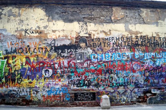 모스크바 아르바트거리에는 ‘빅토르 최 벽’이 있다. 빅토르 사망 당시 누군가 ‘빅토르가 죽었다’는 글을 썼고 그 아래에 ‘빅토르는 살아 있다’는 글이 써지면서 빅토르를 추모하는 글과 그의 노래가사가 모인 빅토르 추모공간이 되었다. 빅토르 사망 30년이 지났지만 지금도 그의 추모행렬은 이어지고 있다.